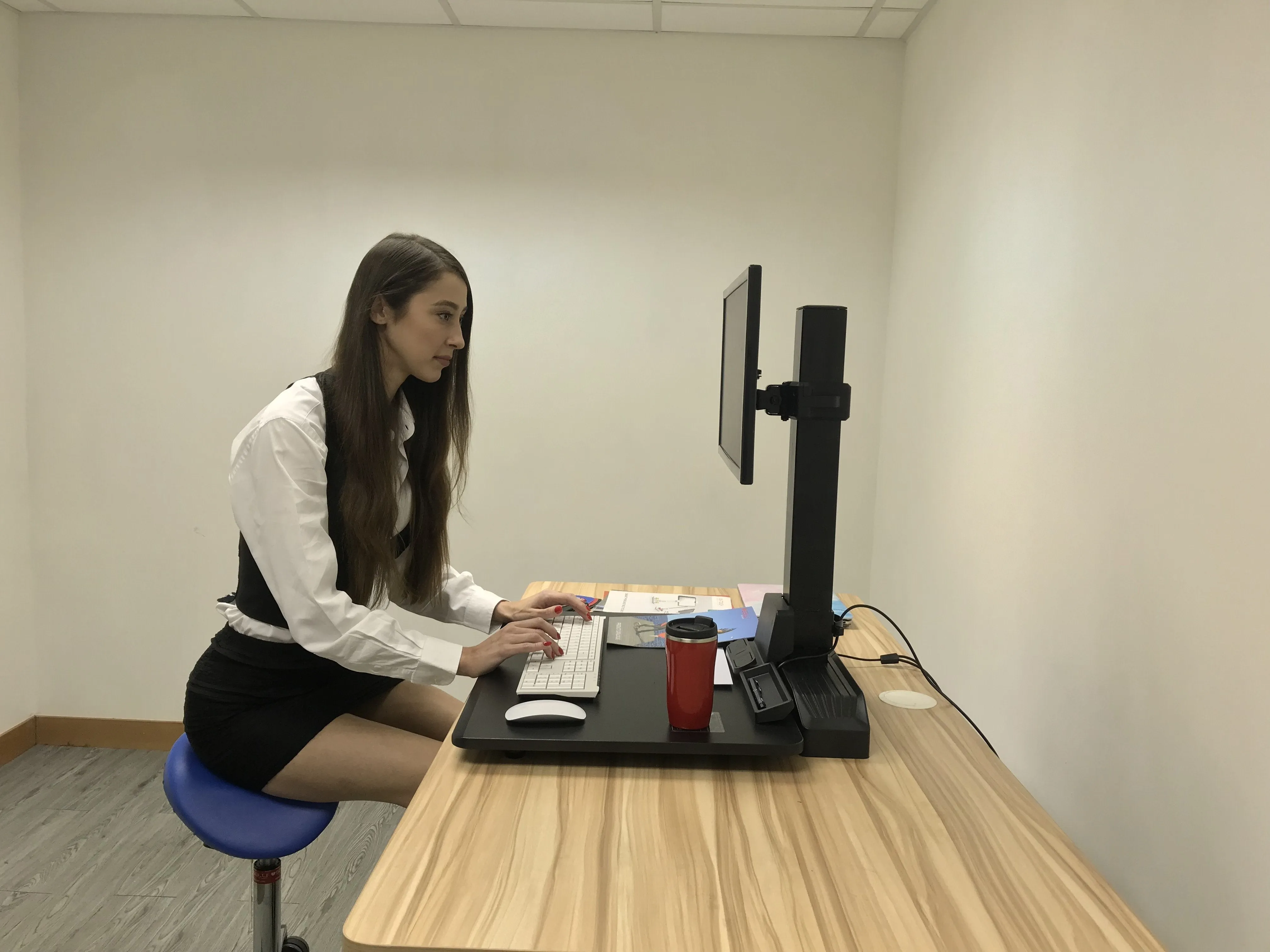 Single 17"-32" Monitor Mount Electric Ergonomic Height Adjustable Sit-Stand Desk Converter Workstation - Black
